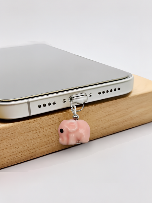 Handgefertigter Mini Charm aus rosafarbener Keramik in Elefantenform mit silbernen Metalldetails.