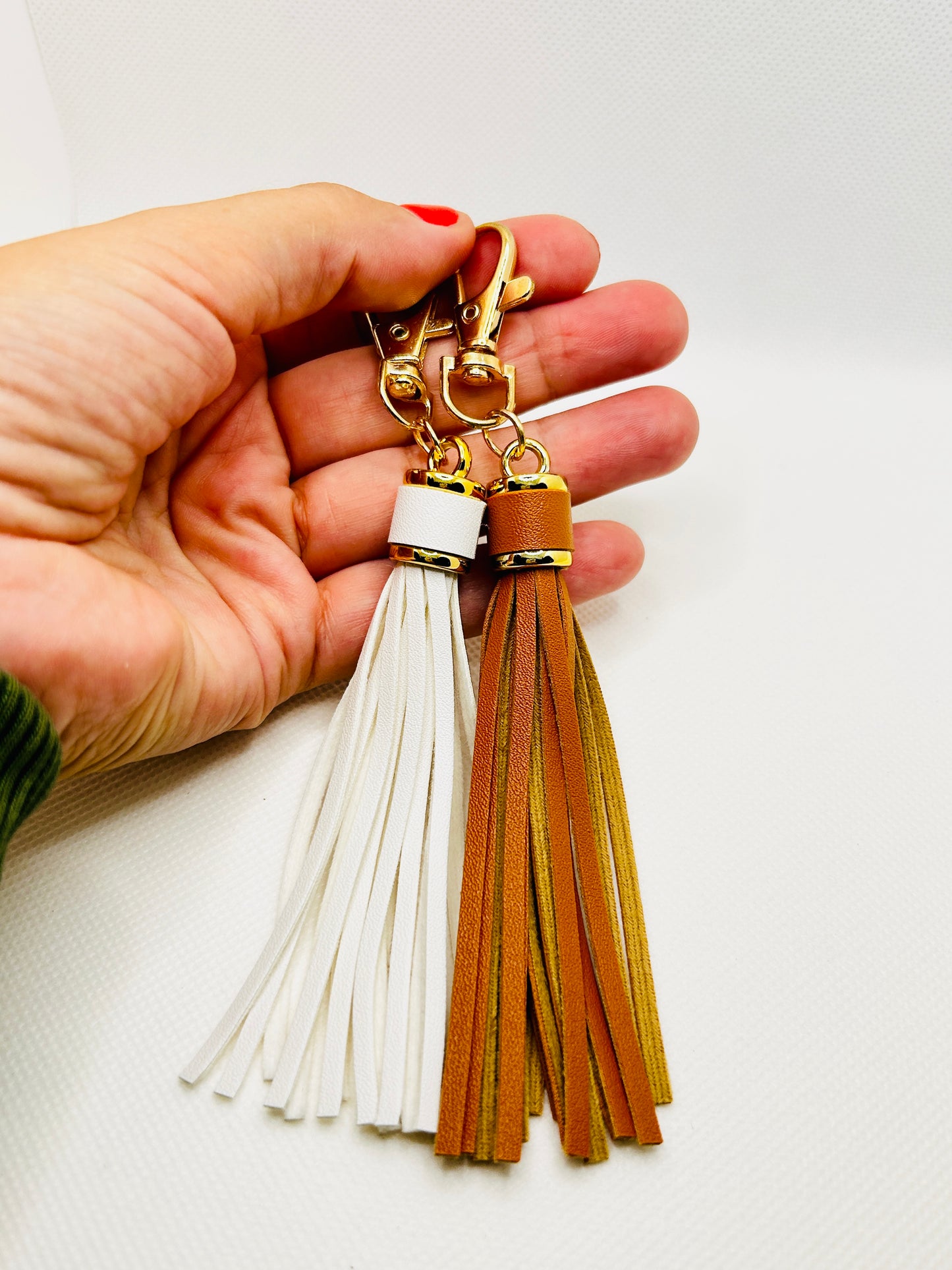 Quasten Anhänger Kunstleder in Weiß oder Braun. Schlüsselanhänger Taschenanhänger Bag Charm