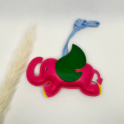 Fliegender Elefant Taschenanhänger. Buntes Kunstleder-Accessoire mit Flügeln & Schlaufe
