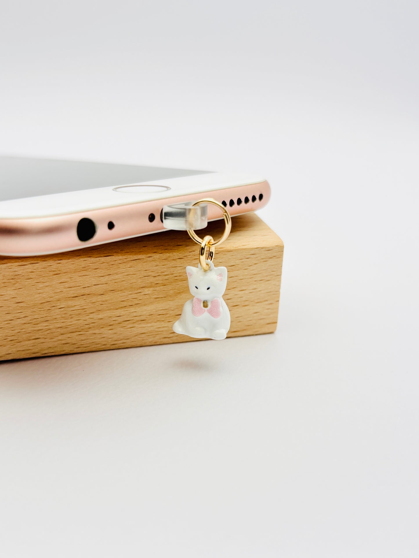 Glückskatze Mini Charm von GLINDLICHbyAnni, emaillierter Handy-Charm mit Glückskatzen-Motiv