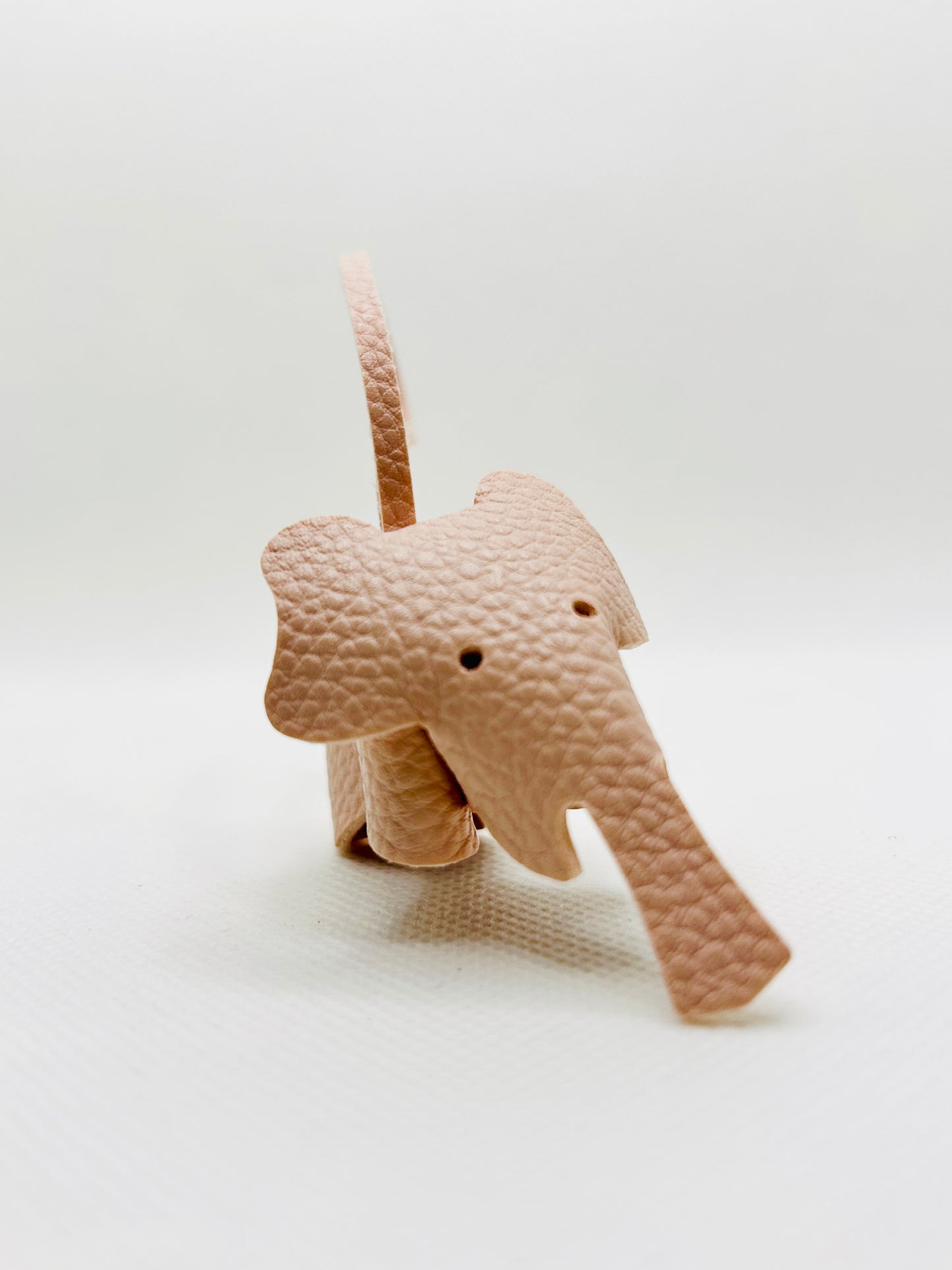 Porte-clés éléphant dessin animé. Breloque de sac colorée en similicuir.