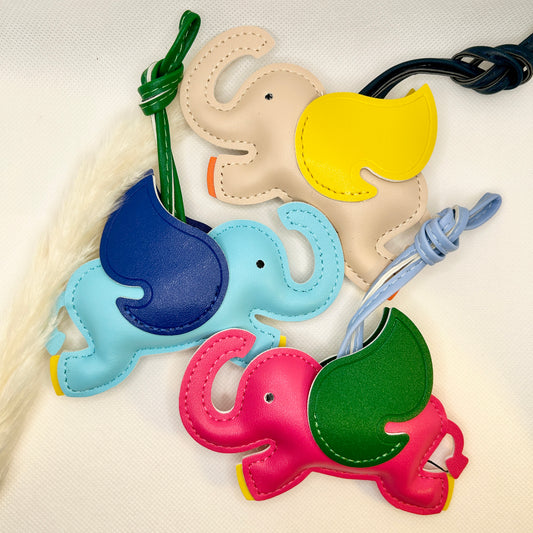 Fliegender Elefant Taschenanhänger. Buntes Kunstleder-Accessoire mit Flügeln & Schlaufe