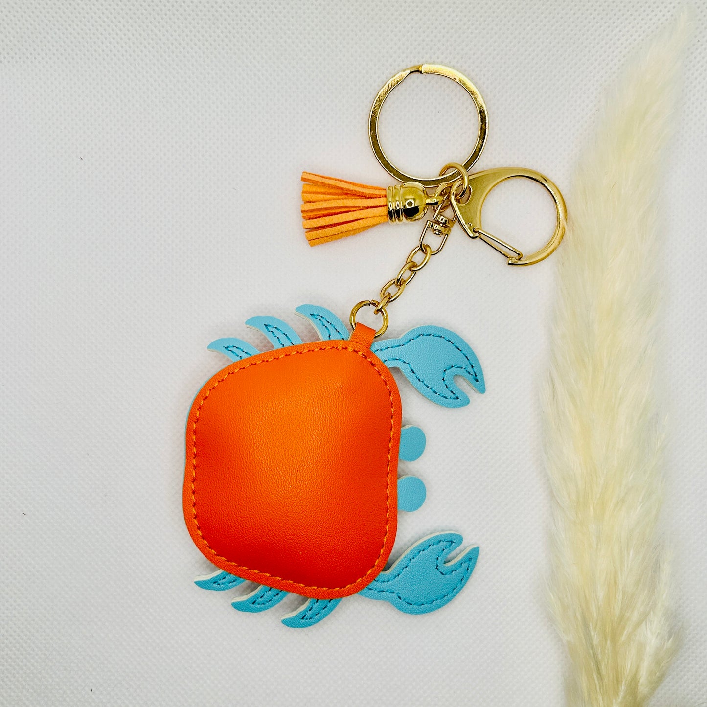 Krabben Anhänger Bunt. Maritimes Taschenaccessoire mit Clip