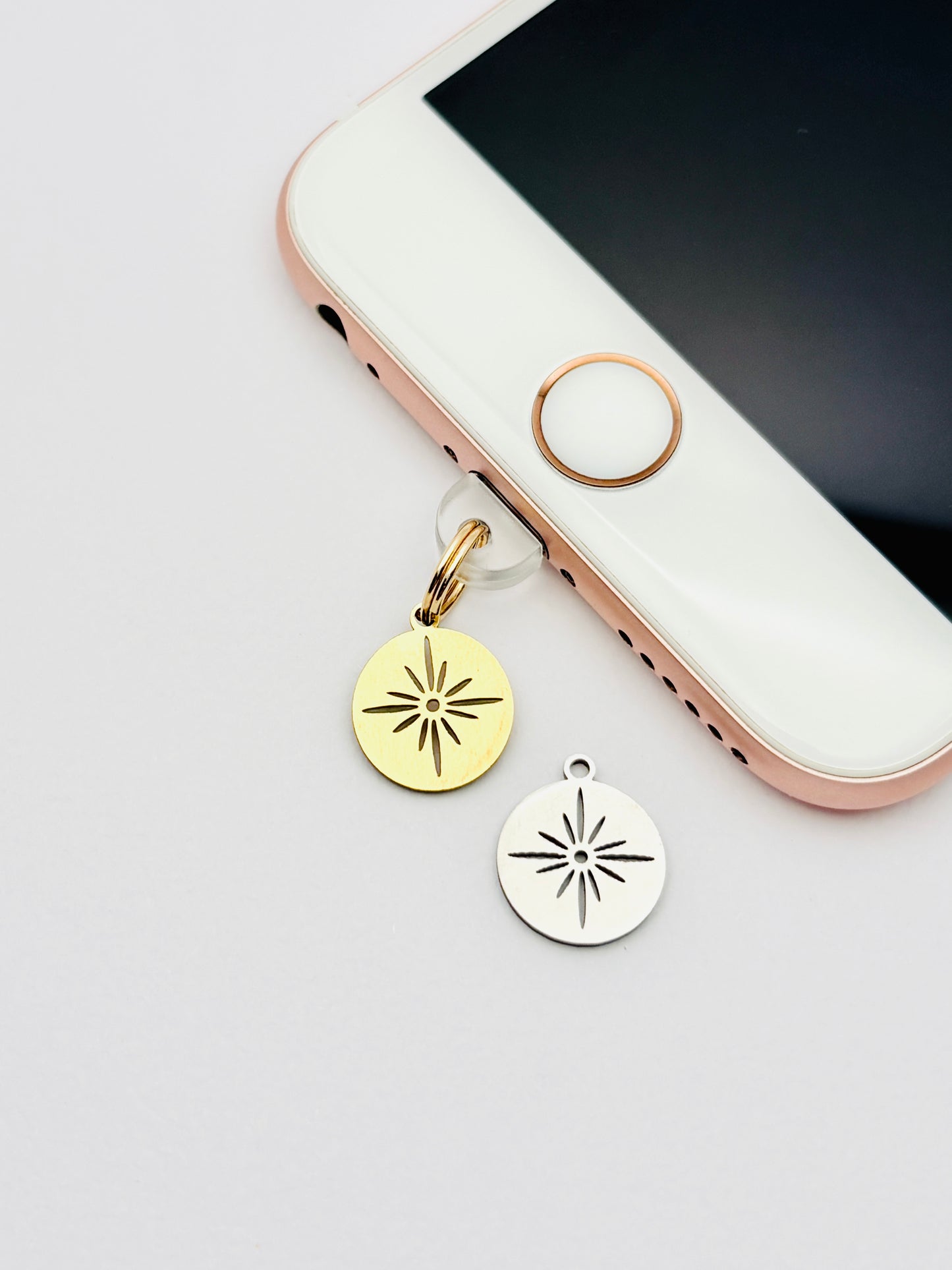 Strahlenstern Mini Charm von GLINDLICHbyAnni, Handy-Charm mit strahlendem Stern-Motiv in Gold oder Silber