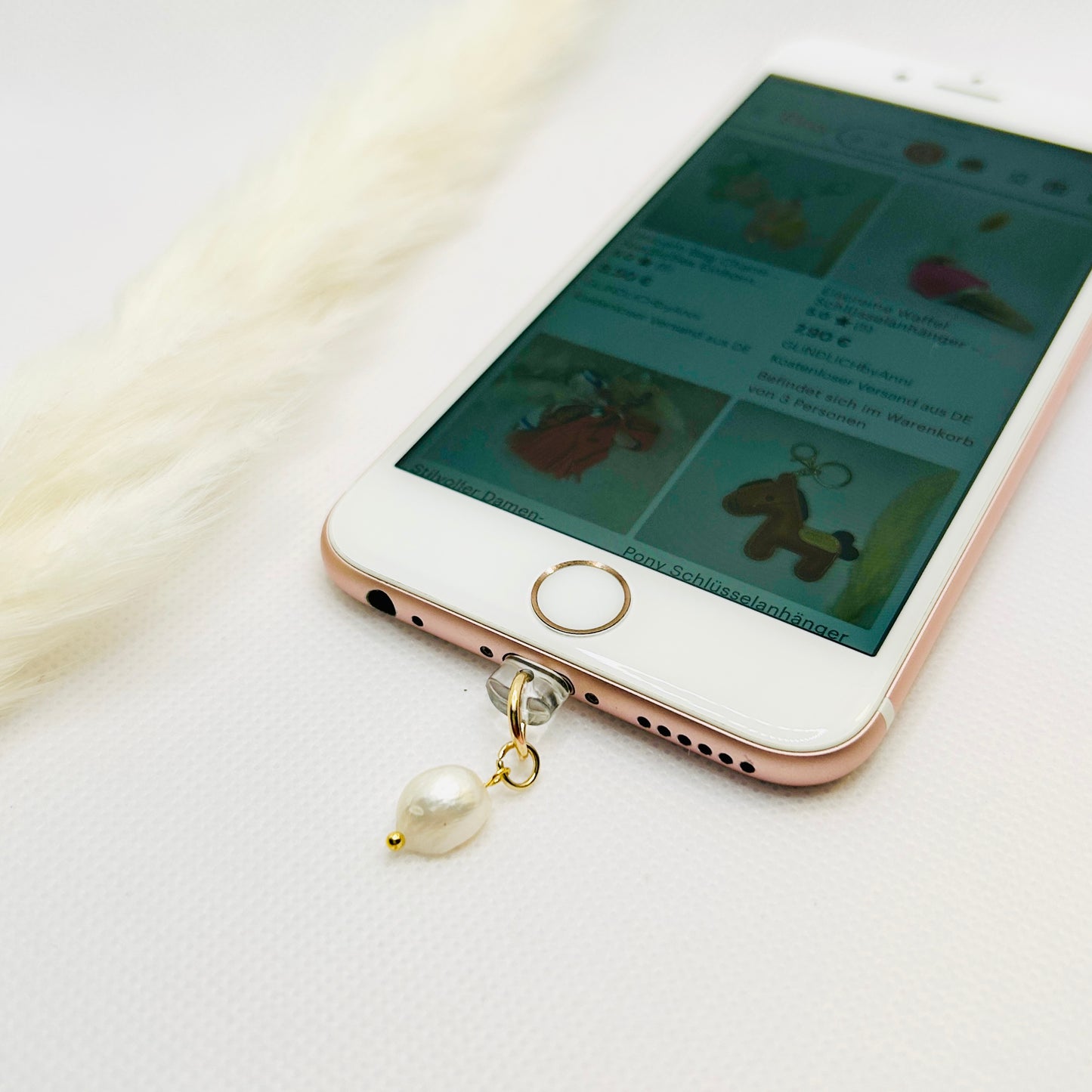 Perlen Handy Charm mit USB-C oder Lightning. Unikater Smartphone-Anhänger mit Kunstperlen
