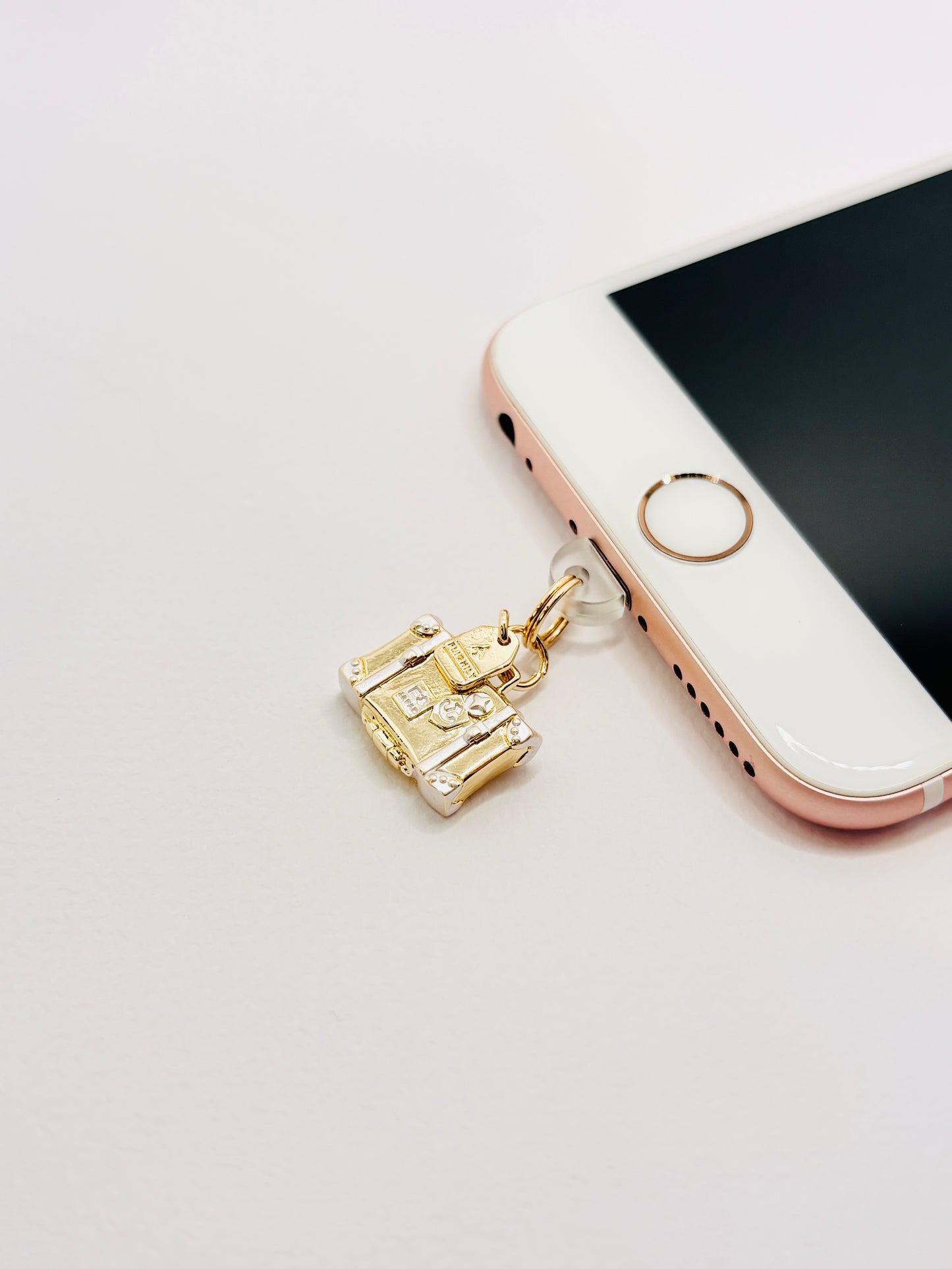 Reisekoffer Mini Charm von GLINDLICHbyAnni, goldfarbener Handy-Charm im Vintage-Koffer-Design
