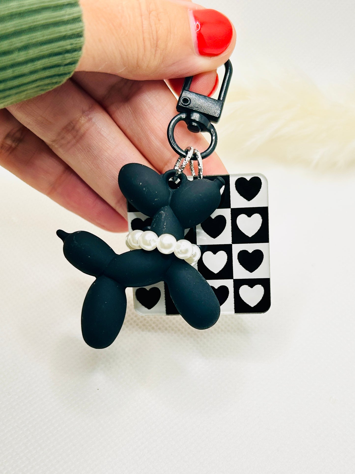 Schwarzer Hund Schlüsselanhänger mit Herz. Acryl-Charme für Tasche, Auto & Geschenkideen