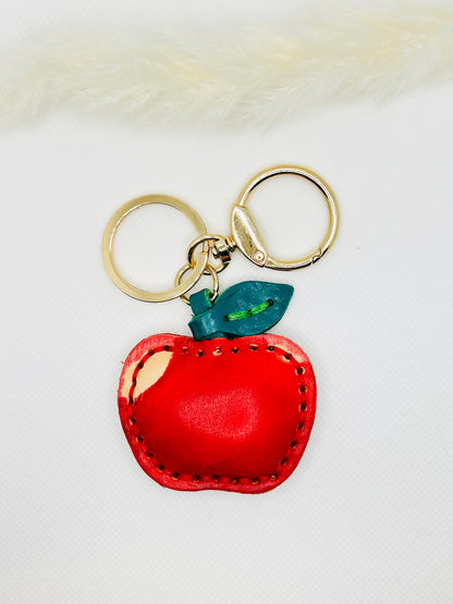 Apfel Schlüsselanhänger aus Rindsleder. Handgefertigter Taschenanhänger, modisch & niedlich