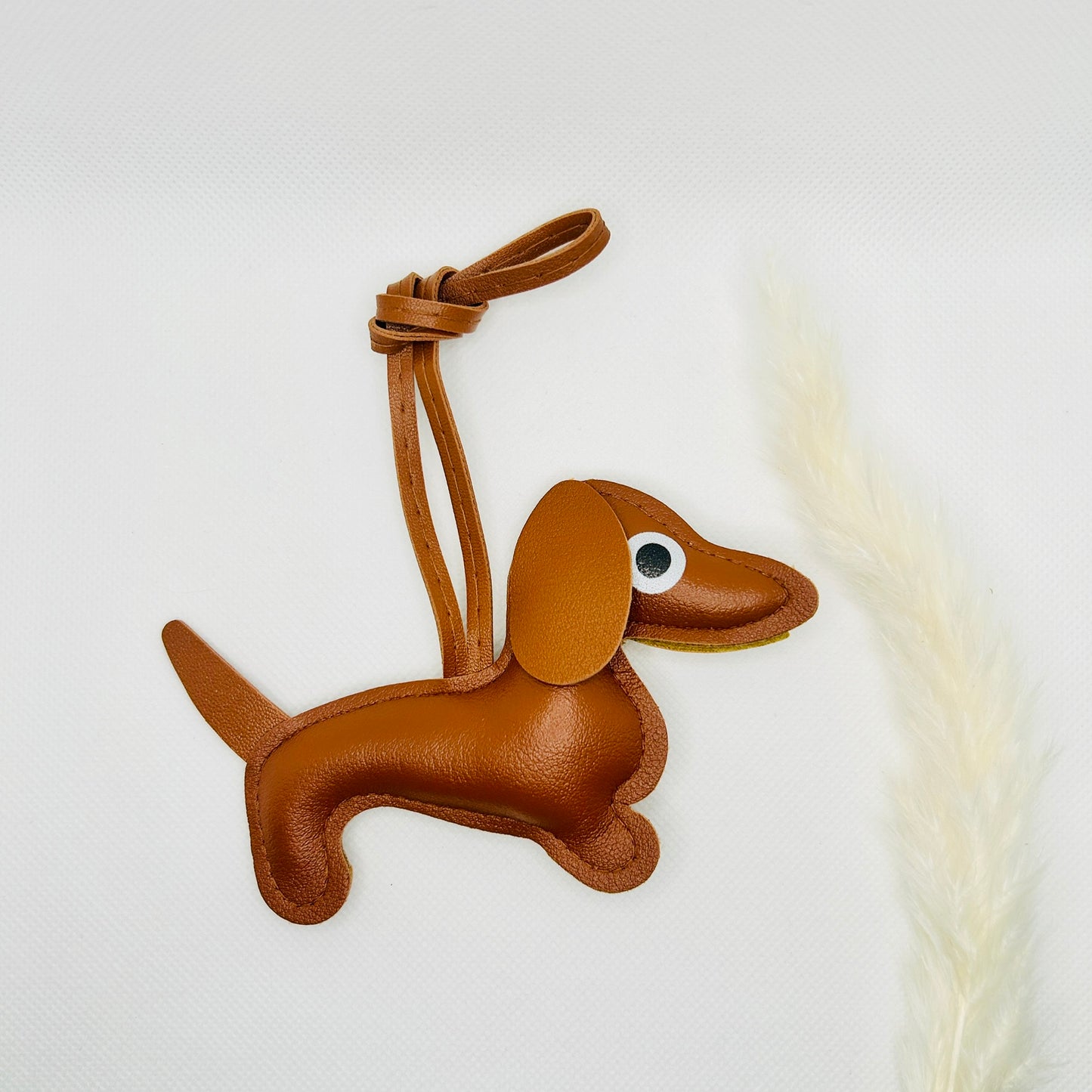 Dackel Taschenanhänger Kunstleder. Verspielter Hundecharm für Tasche, Schlüssel oder Auto