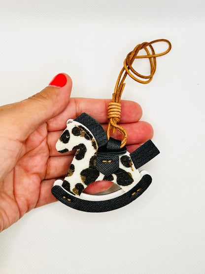 Schaukelpferd Taschenanhänger Kunstleder. Handgemachte Charms im klassischen Stil