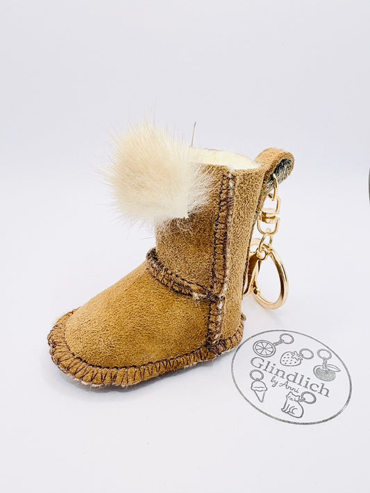Mini Winterboot Schlüsselanhänger mit Fell-Puschel. Kuscheliges Taschen-Accessoire