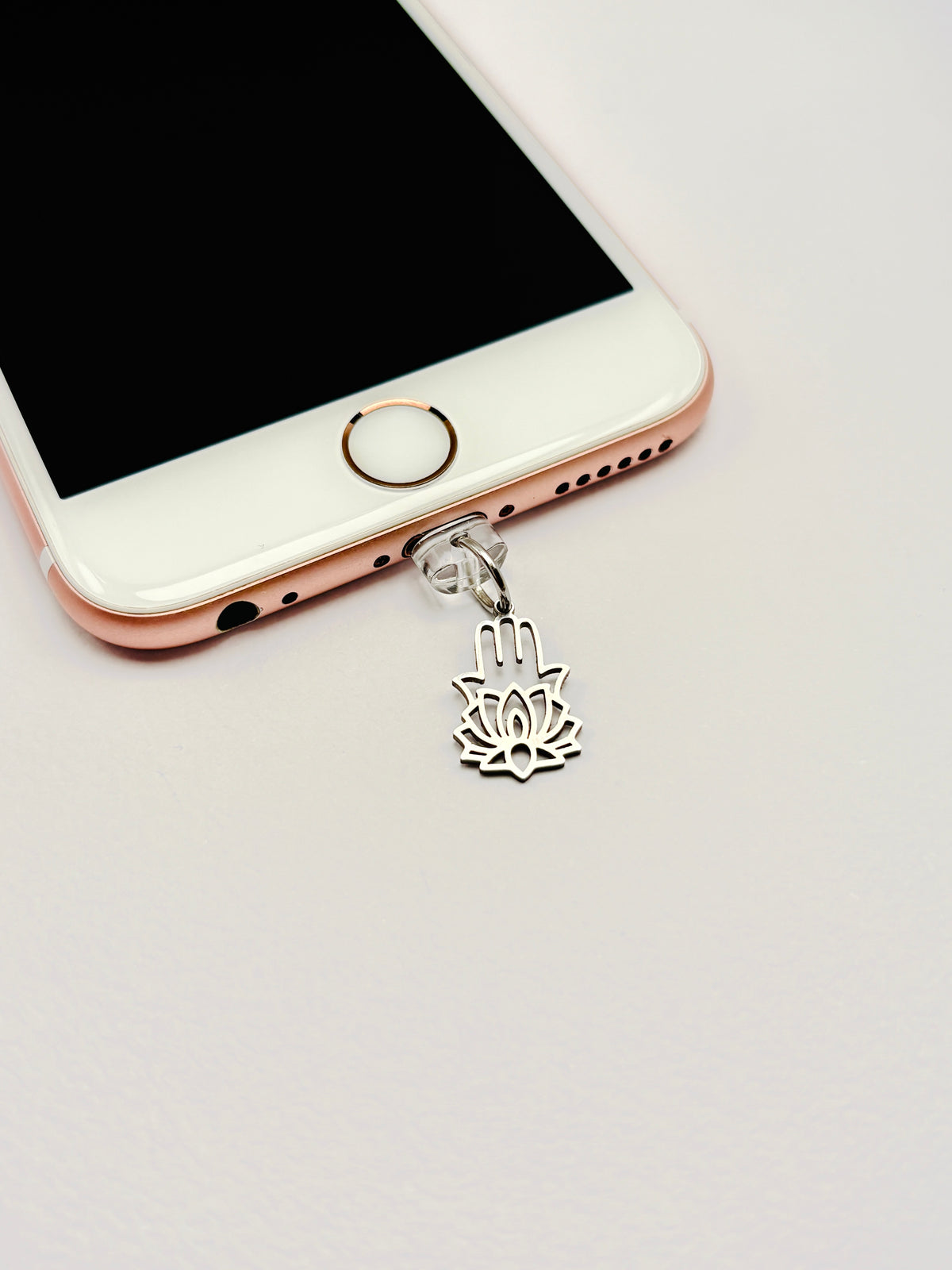 Hamsa Lotus Mini Charm. Für alle, die an kleine Schutzsymbole glauben.