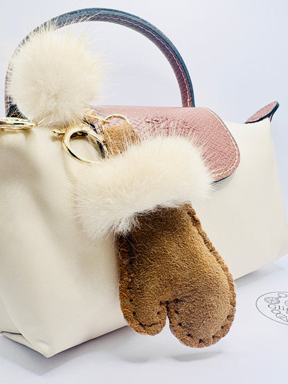 Kuschelige Handschuhe Taschenanhänger. Stylische Fäustlinge im winterlichem Flair