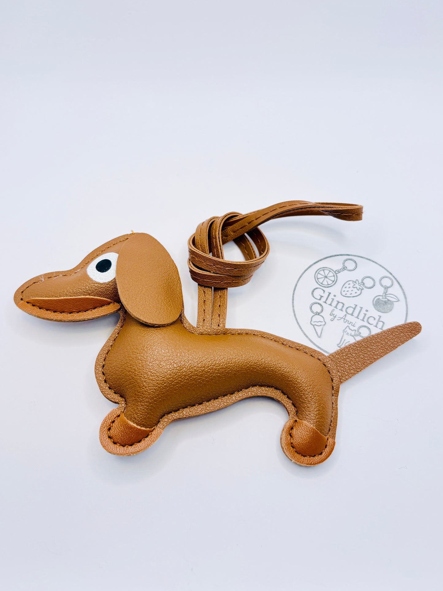 Dackel Taschenanhänger Kunstleder. Verspielter Hundecharm für Tasche, Schlüssel oder Auto