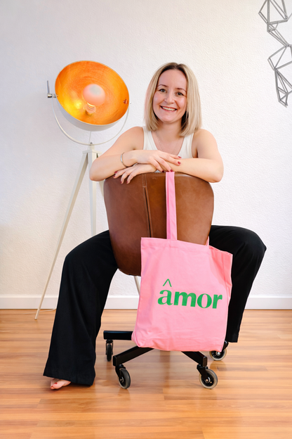 Tote Bag Amor in Pink mit grüner Typografie. Statement für Liebe und Leichtigkeit