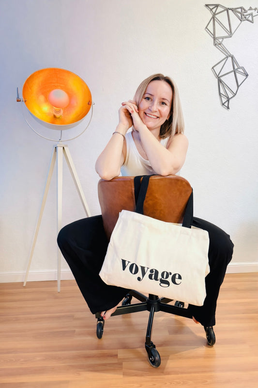 VOYAGE Tote Bag mit Typografie. Reise Symbolik für stilvolles Alltagsstatement