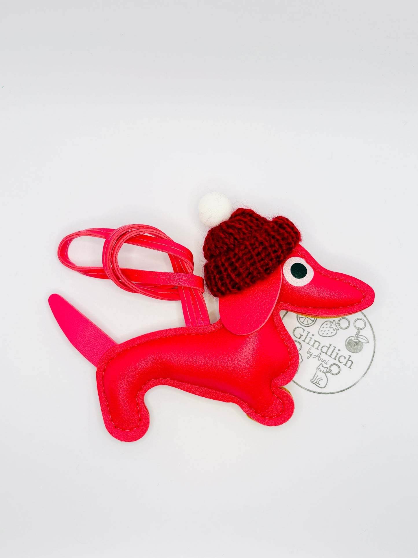 Winter Dackel Charm aus Kunstleder mit Mütze. Süßer Taschenanhänger für Winter & Weihnachten