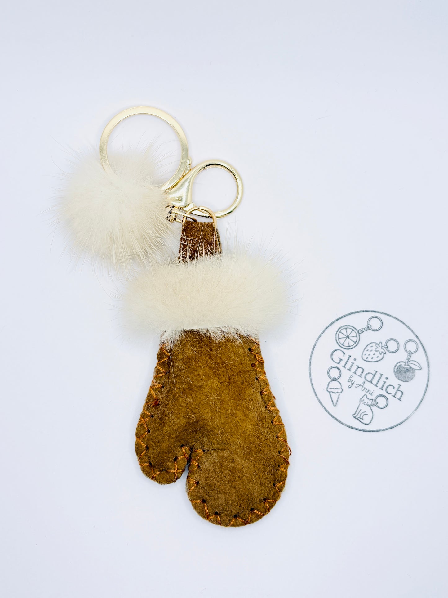 Kuschelige Handschuhe Taschenanhänger. Stylische Fäustlinge im winterlichem Flair