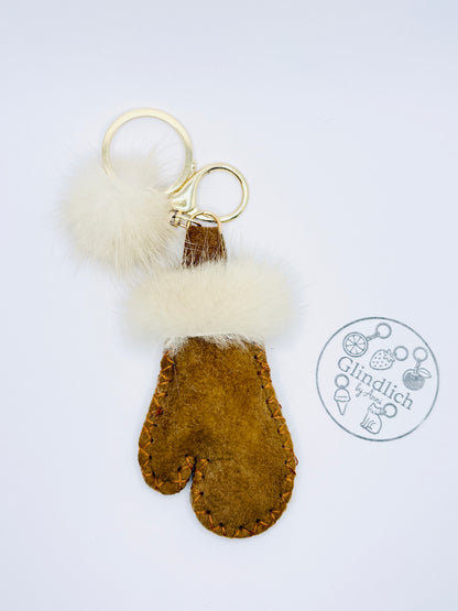 Kuschelige Handschuhe Taschenanhänger. Stylische Fäustlinge im winterlichem Flair