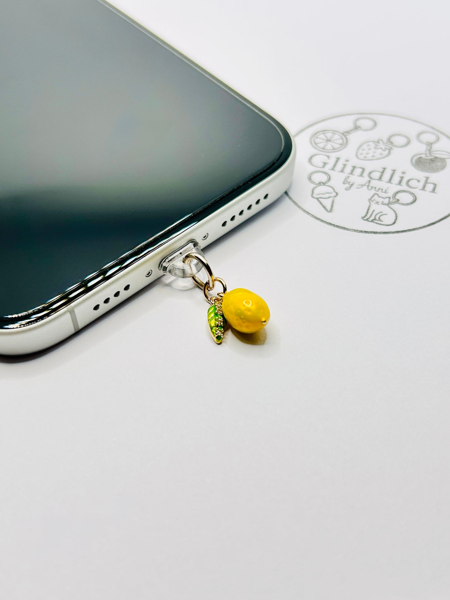 Zitrone Charm aus vergoldeten Edelstahl. Minimalistisches Accessoire für Smartphone & Case.