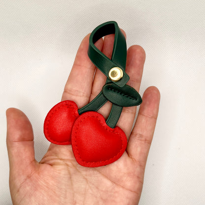 Kirschen Taschenanhänger Kunstleder. Sommerliches Accessoire für Tasche & Schlüssel