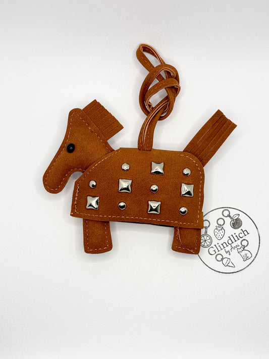Taschenanhänger Pferd mit Nieten aus Kunstleder
