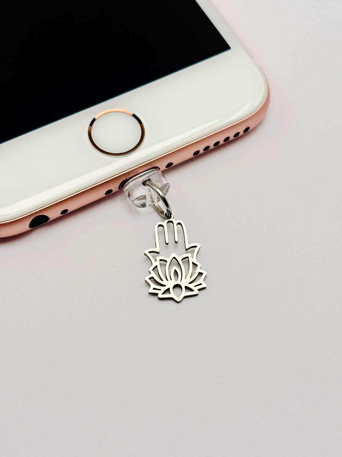 Hamsa Lotus Mini Charm. Für alle, die an kleine Schutzsymbole glauben.