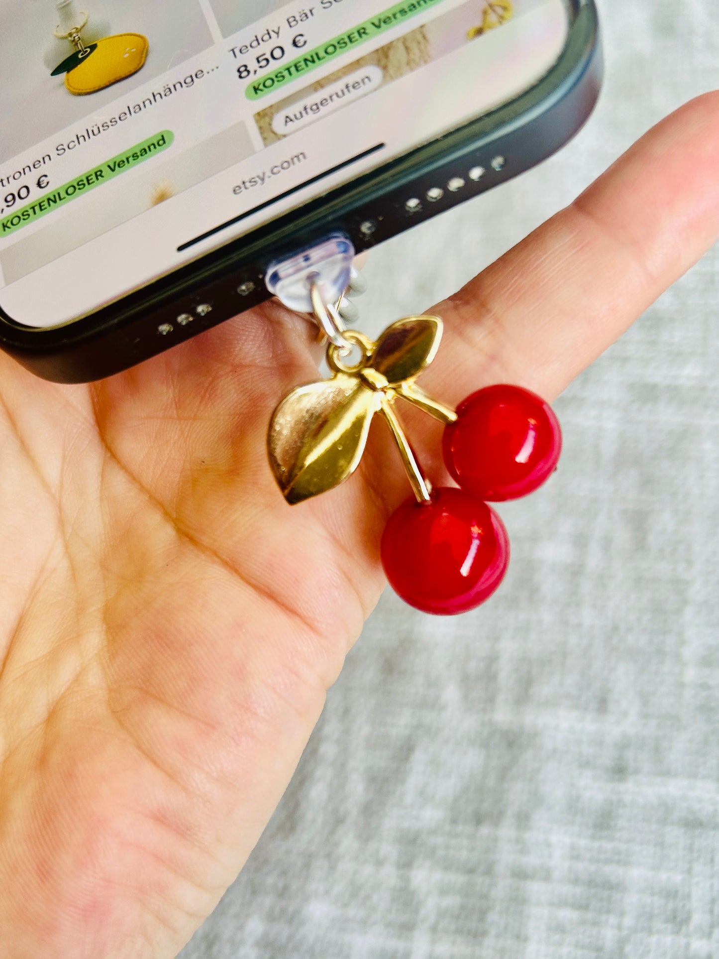 Kirsche Staubschutz USB-C oder Lightning. Stylisches Handy-Accessoire im 3D-Look