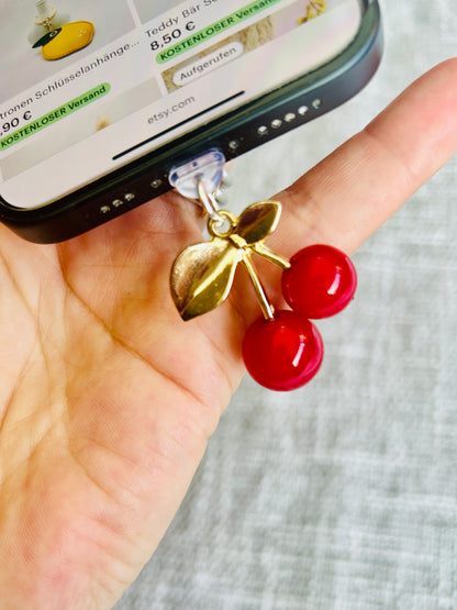 Kirsche Staubschutz USB-C oder Lightning. Stylisches Handy-Accessoire im 3D-Look