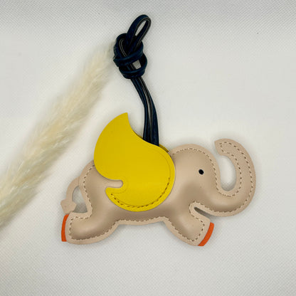 Fliegender Elefant Taschenanhänger. Buntes Kunstleder-Accessoire mit Flügeln & Schlaufe