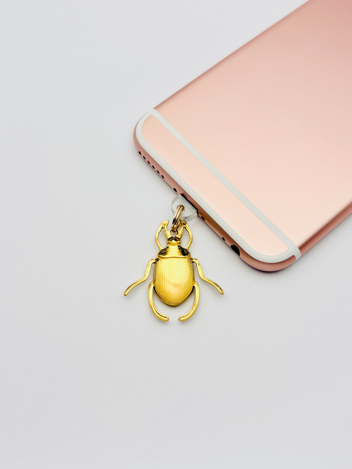Skarabäus Mini Charm von GLINDLICHbyAnni, vergoldeter Handy-Charm mit Skarabäus-Motiv