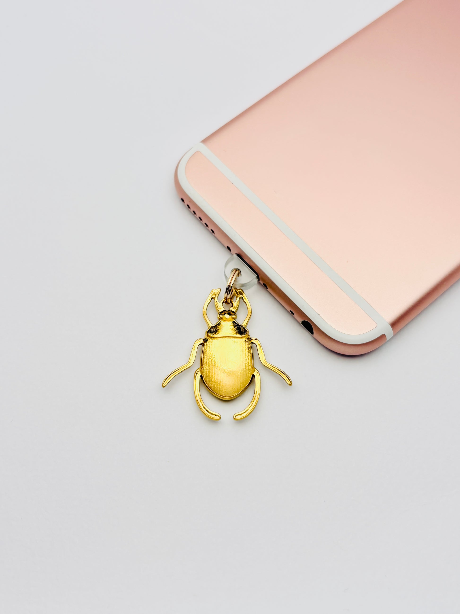 Skarabäus Mini Charm von GLINDLICHbyAnni, vergoldeter Handy-Charm mit Skarabäus-Motiv