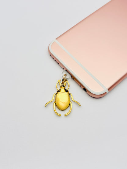 Skarabäus Mini Charm von GLINDLICHbyAnni, vergoldeter Handy-Charm mit Skarabäus-Motiv