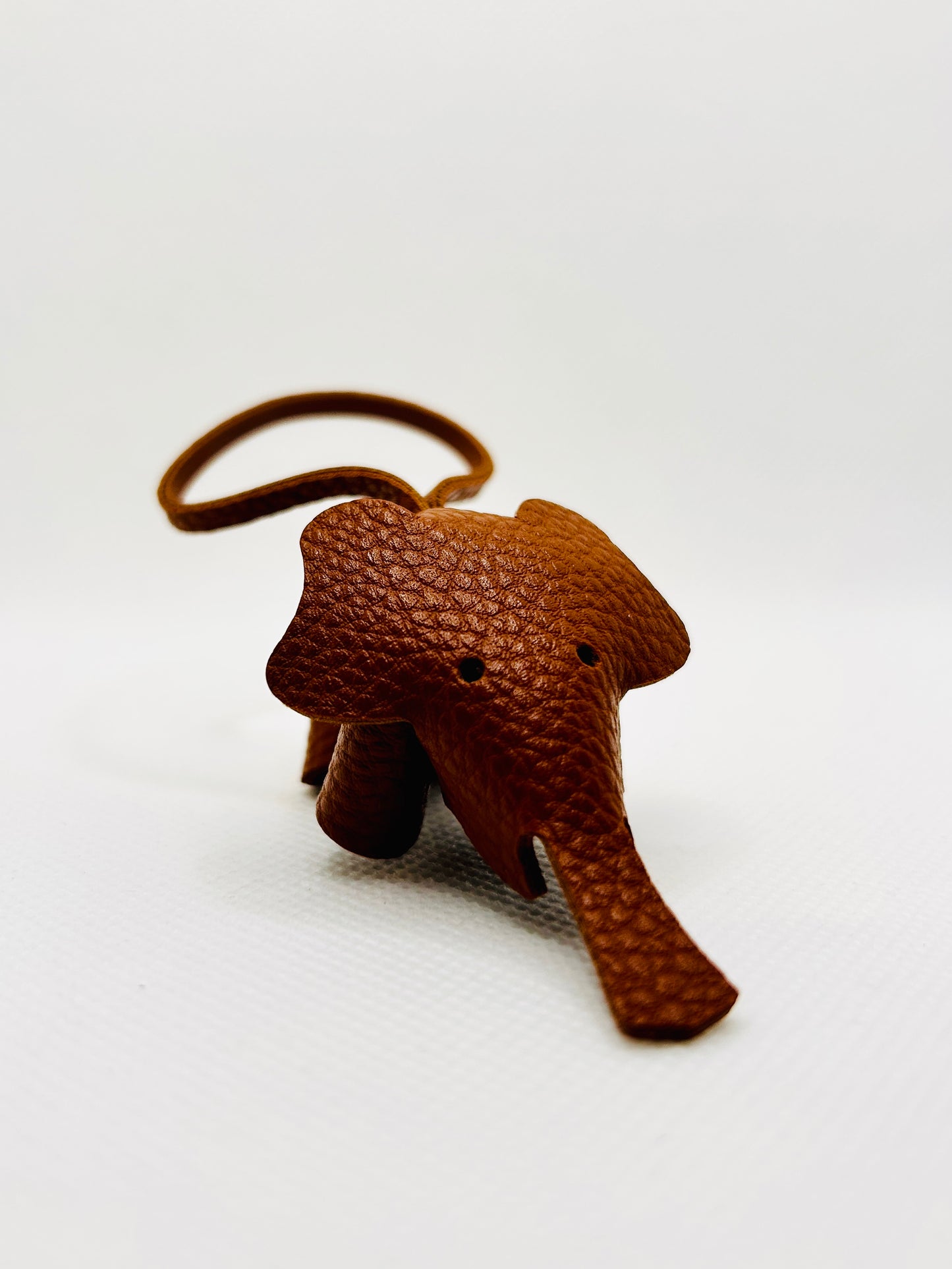 Porte-clés éléphant dessin animé. Breloque de sac colorée en similicuir.