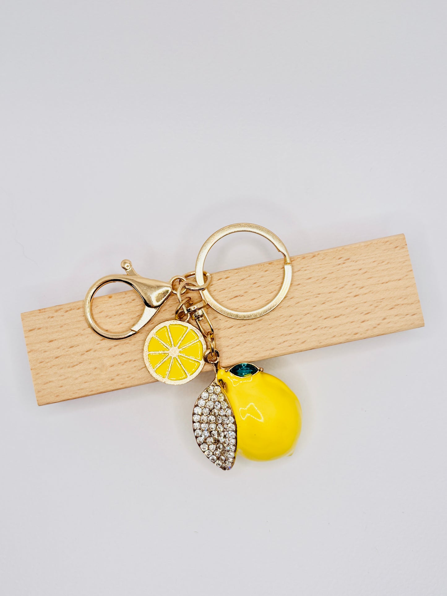 Zitrone Bag Charm von GLINDLICHbyAnni mit Emaille und Strass, sommerliches Taschenaccessoire in Zitronenform