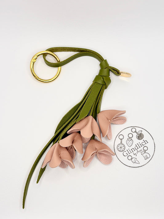 Floraler Taschenanhänger aus Kunstleder mit Blumenmotiv und vergoldetem Ring