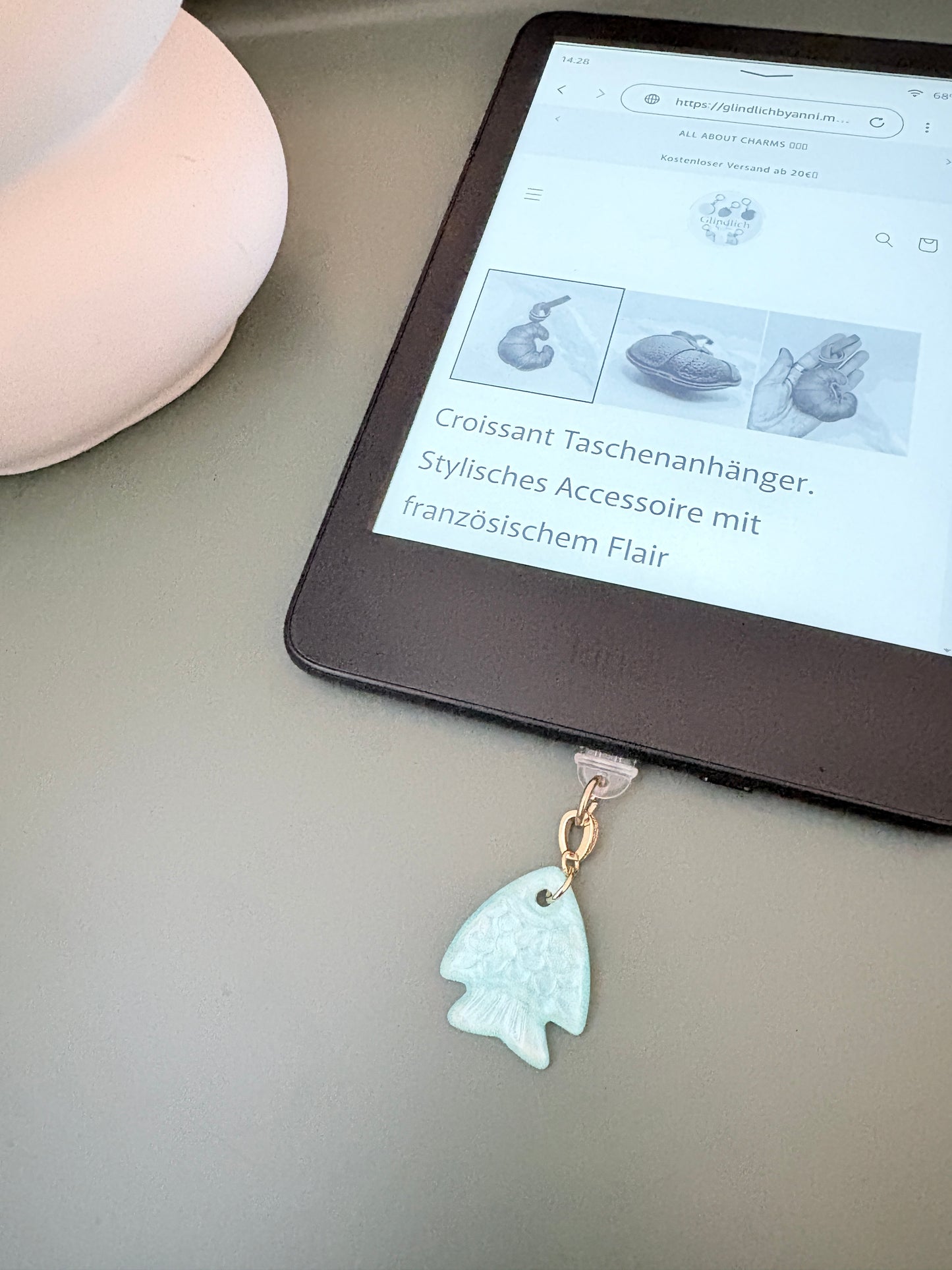 Tropischer Fisch Charm aus Edelstahl. Minimalistisches Accessoire für Smartphone & Case.