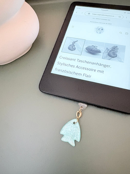 Tropischer Fisch Charm aus Edelstahl. Minimalistisches Accessoire für Smartphone & Case.