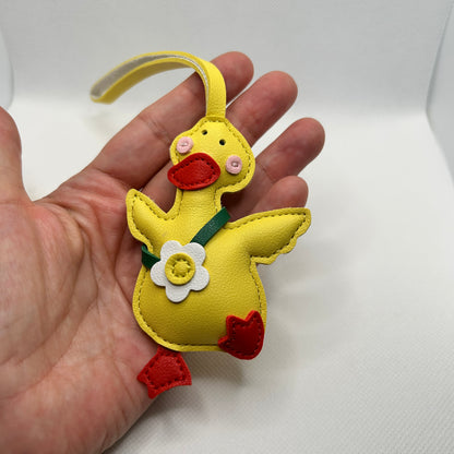 Porte-clés canard en similicuir. Un accessoire ludique jaune ou beige pour sacs et téléphones portables.