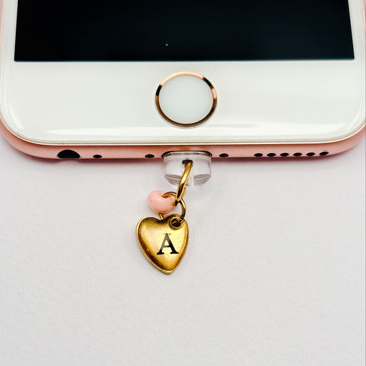 Herzförmiger Mini Charm aus Edelstahl mit Initial-Buchstabe, erhältlich in Silber oder Gold, als Anhänger für Handy, Tasche oder Schlüsselbund.