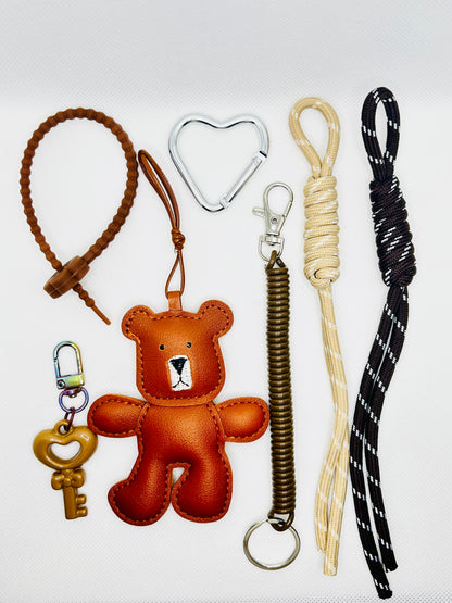 Brauner Bär Schlüsselanhänger. Niedlicher Taschenanhänger mit geflochtenem Seil. Geschenk für Alltag & Freunde