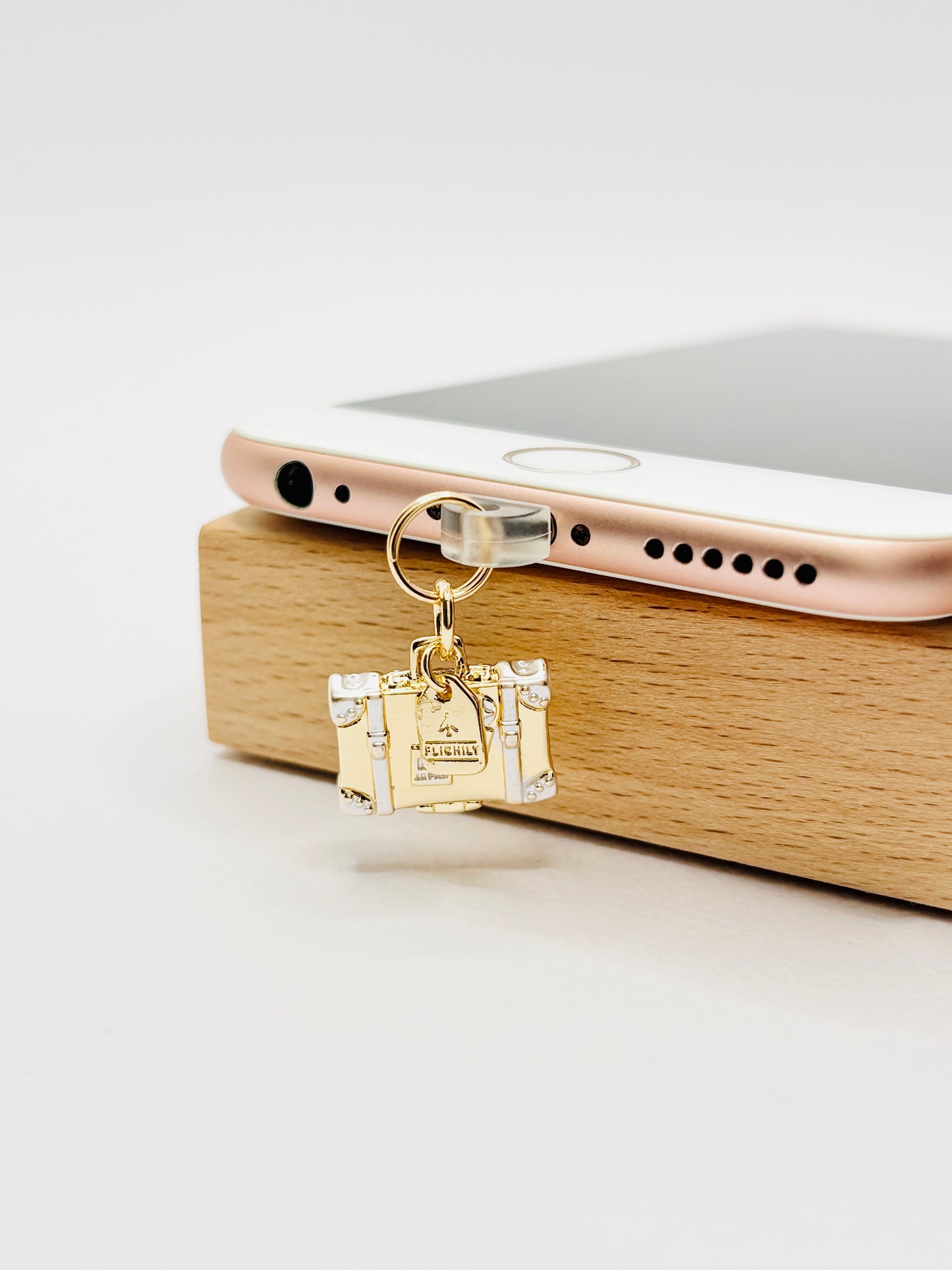 Reisekoffer Mini Charm von GLINDLICHbyAnni, goldfarbener Handy-Charm im Vintage-Koffer-Design