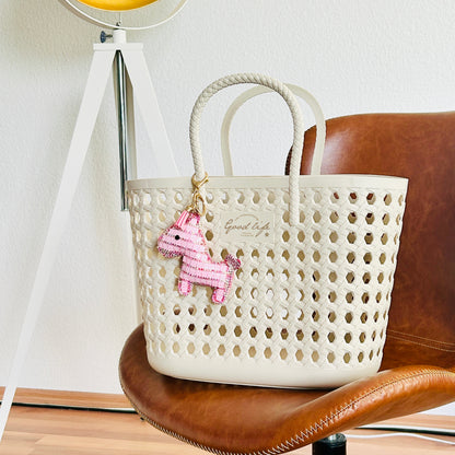 Porte-clés poney en strass. Breloque scintillante pour sac avec pompon et breloque.