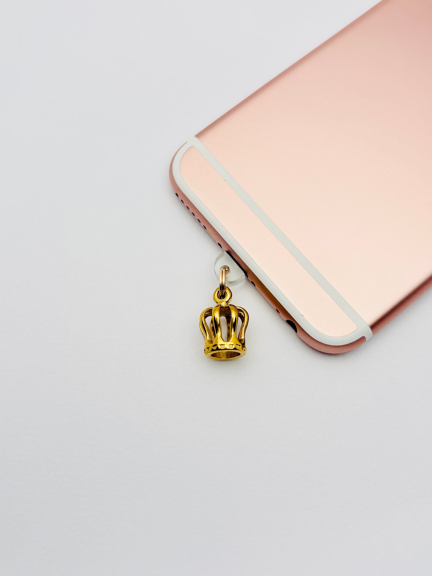 Königskrone Mini Charm von GLINDLICHbyAnni, goldfarbener Handy-Charm mit Kronen-Motiv