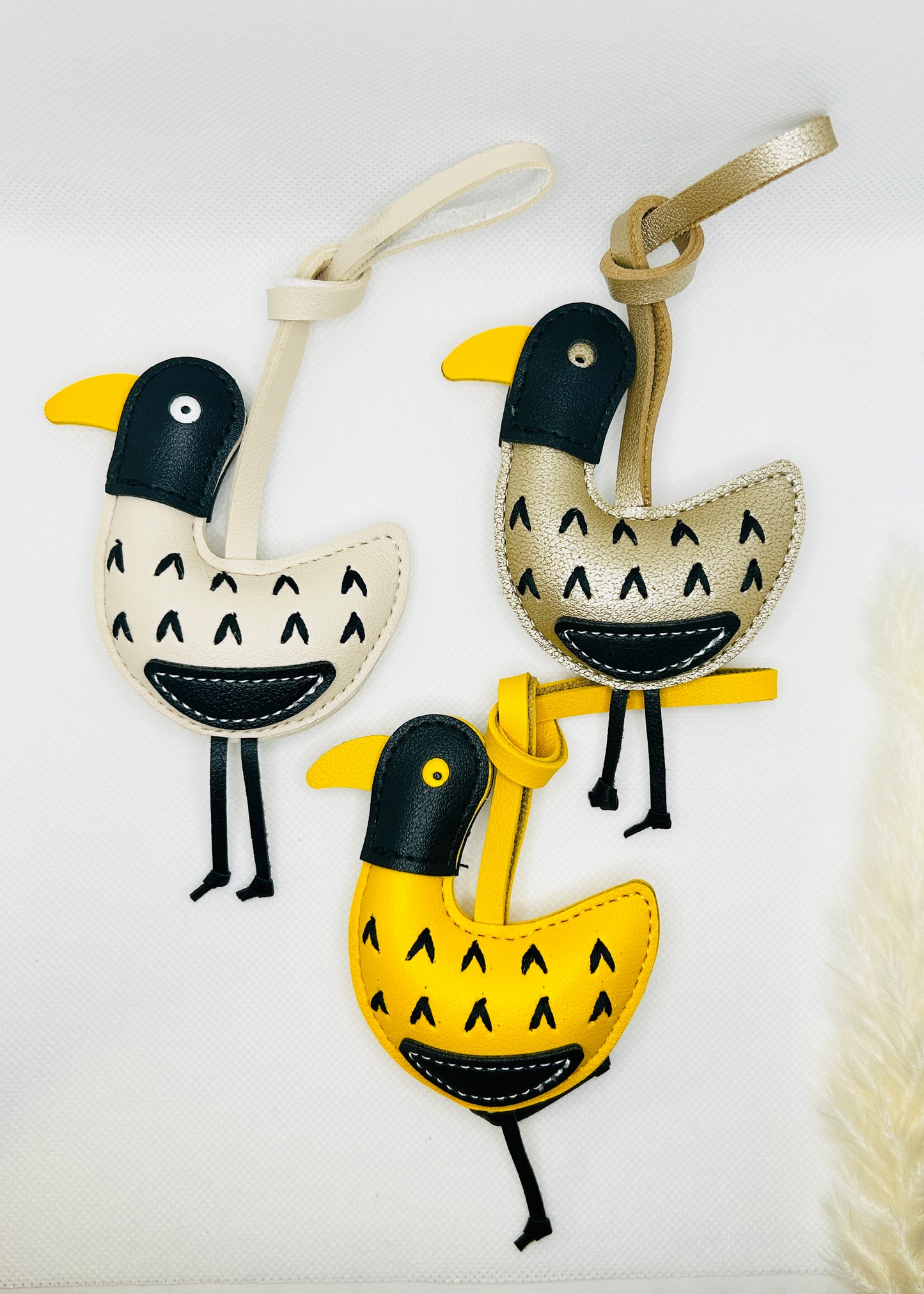 Kunstleder Entchen Anhänger. Lustiges Taschenaccessoire & Geschenkidee für Handy, Tasche & Geldbörse