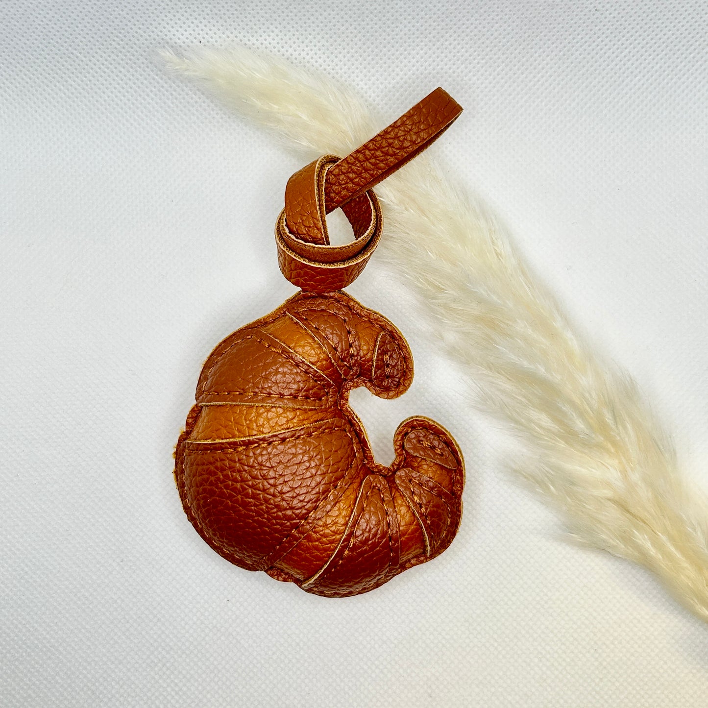 Croissant Taschenanhänger. Stylisches Accessoire mit französischem Flair