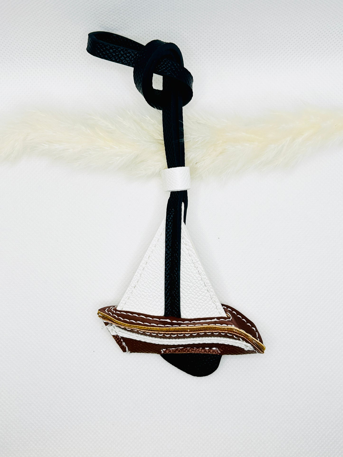 Vintage Segelschiff Anhänger. Nostalgie trifft maritimen Charme. Taschenanhänger