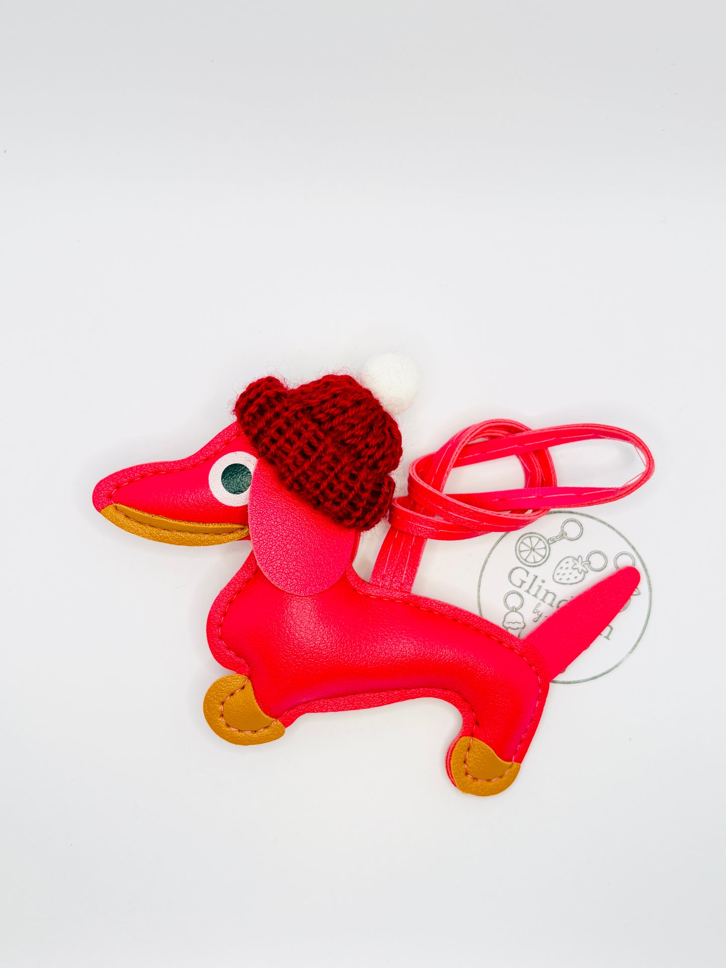 Winter Dackel Charm aus Kunstleder mit Mütze. Süßer Taschenanhänger für Winter & Weihnachten