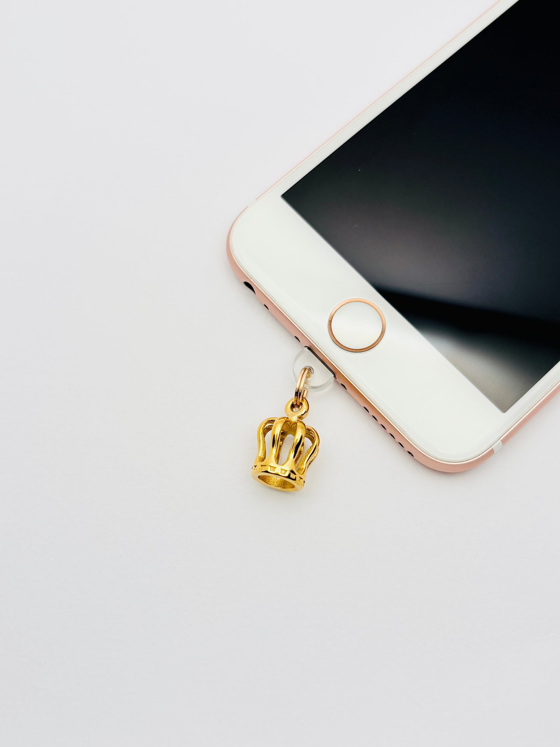 Königskrone Mini Charm von GLINDLICHbyAnni, goldfarbener Handy-Charm mit Kronen-Motiv