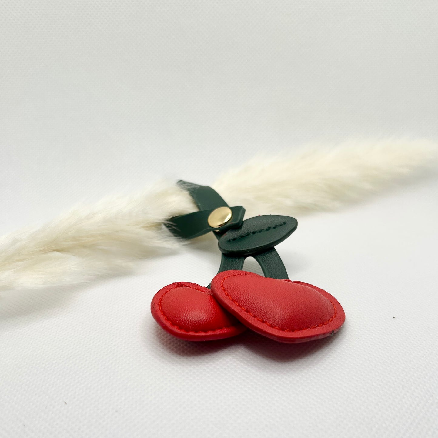 Kirschen Taschenanhänger Kunstleder. Sommerliches Accessoire für Tasche & Schlüssel